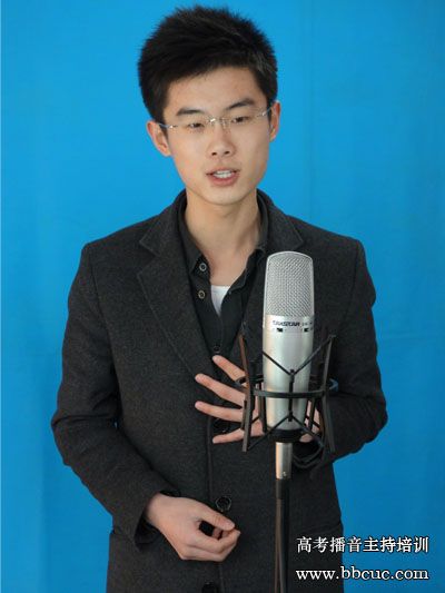 播音班学员钟子轩在进行即兴评述训练